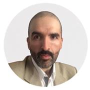 Profesor de transformación digital con nuevas innovaciones tecnológicas